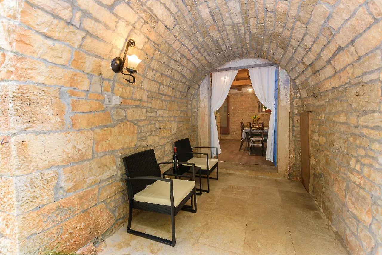 Guest House Eleonora Cabrunici Villa